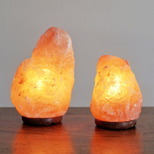 Choisissez une lampe en sel rose de l'Himalaya pour une lueur décorative chaleureuse qui sublime les chambres, les salons, les bureaux, les étagères. - Product Image 1