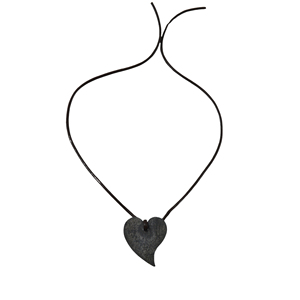 Colgante de hierro forjado a mano con forma de corazón, estilo antiguo, de diseño, con correa de cuero, a la moda, para hombre y mujer. - Product Image 1