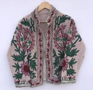 Veste en coton matelassée avec broderie florale Suzani |   Manteau d'hiver |   Vêtements d'extérieur hippie bohème |   Cadeau unisexe |   Col montant avec poche - Product Image 1