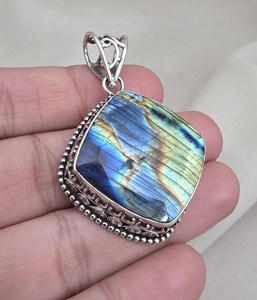Pendentif en labradorite naturelle, argent sterling 925, forme coussin, labradorite chatoyante, bijoux en pierres précieuses faits à la main - Product Image 3