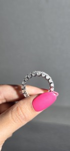 Bague d'éternité en diamant de laboratoire en or blanc 10 carats, diamant de laboratoire taille émeraude, bague de mariage à griffes partagées en U - Product Image 3
