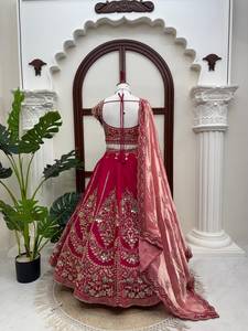 Ensemble Lehenga Mul Chanderi avec broderies complexes et travail de découpe, accompagné d'un chemisier et d'un dupatta en soie Fandy - Product Image 4