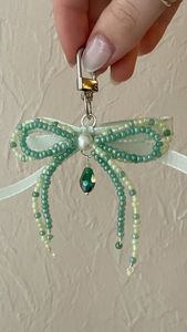 Porte-clés brodé de perles traditionnel, fait main avec des détails colorés, des points complexes et un design élégant - Product Image 3