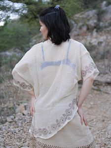 Kimono en coton Khadi blanc cassé fait main, haut minimaliste à col bateau avec broderie géométrique traditionnelle - Product Image 5