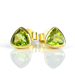Pendientes de Plata 925 con Peridoto en Forma de Tríguadrado |   Pendientes de Piedras Preciosas Hechos a Mano con Engaste de Bisel y Baño de Oro |   Proveedor de Joyería al por Mayor - Product Image 1