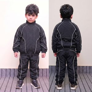 Ensemble coupe-vent en nylon noir pour enfants, avec logo personnalisé et empiècements blancs, séchage rapide, respirant, style vintage pour garçons – Nouveauté très demandée pour l'été - Product Image 4