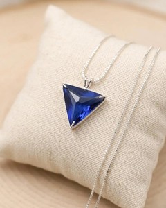 Collier pendentif triangle en quartz bleu plaqué or, bijou minimaliste en cristal, pierre énergétique de guérison, cadeau pour femme - Product Image 1