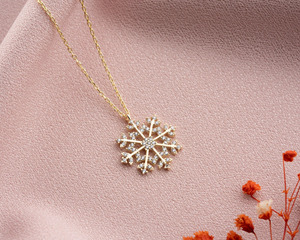Collar con Colgante de Diamante Cultivado en Laboratorio en Forma de Copo de Nieve en Oro Amarillo - Product Image 6