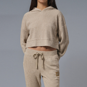 Haut tricoté personnalisé pour femme, style crop top, avec capuche, pour le sport - Product Image 1