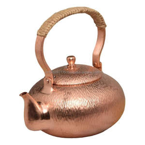 Hervidor de cobre antiguo artesanal con pátina natural y construcción tradicional ideal para coleccionistas y decoración rústica del hogar - Product Image 2