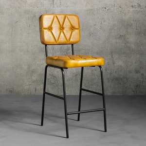 Tabouret de bar Curzon en promotion, siège rembourré jaune élégant avec base en acier noir, pivotant et réglable en hauteur - Product Image 1