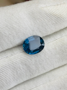 Saphir bleu naturel 4,29 carats, taille ovale, pierre précieuse certifiée IGI, origine Ceylan, qualité exclusive, lustre superbe pour la fabrication de bijoux - Product Image 4