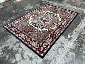 Tapis en laine de style persan tufté à la main avec un motif de médaillon central - Product Image 3