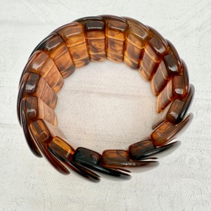 Brazalete de Resina Moderno Color Ámbar con Diseño de Corte Exquisito, Regalo Promocional Novedoso - Product Image 6