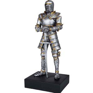 Statue de chevalier antique en argent avec détails en filigrane doré, mains appuyées sur l'épée, art, disponible à prix de gros. - Product Image 1