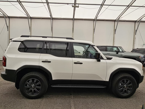 Toyota Land Cruiser Premium Hybrid 2024 – SUV de Lujo T1 Disponible a 72.000 EUR - Product Image 2