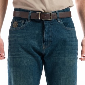 Jean en denim pour homme, taille haute, coupe droite, coupe classique, en coton mi-lourd, couleur unie, avec logo patché sur le devant, idéal pour l'automne - Product Image 1
