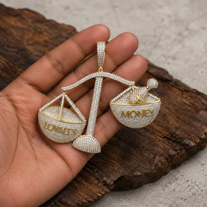 Colgante de Moissanita Hip Hop Bicolor con Balanza de Lealtad vs Dinero, de Plata de Ley con Micro Pavé y Engaste en Canal, Unisex - Product Image 3