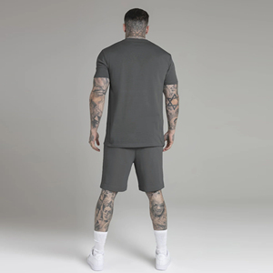 เสื้อยืดคอกลมสีเทาแบบคัลเลอร์บล็อกกิ้งสำหรับผู้ชาย พร้อมกางเกงขาสั้น ชุดลำลองสำหรับฤดูร้อน ผ้าถัก ระบายอากาศได้ดี - Product Image 3
