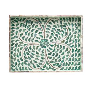 Bandeja de nácar artesanal rectangular con mosaico verde y asas para servir, ideal para fiestas y té. - Product Image 4