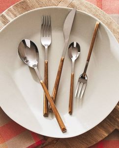 Elegante juego de cubiertos metálicos con mango de madera que transforma momentos ordinarios en ocasiones especiales. - Product Image 5