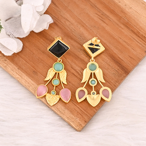 Boucles d'oreilles élégantes en laiton plaqué or avec pierres œil-de-chat rose, onyx noir et calcédoine aqua, bijoux fantaisie pour femmes - Product Image 5