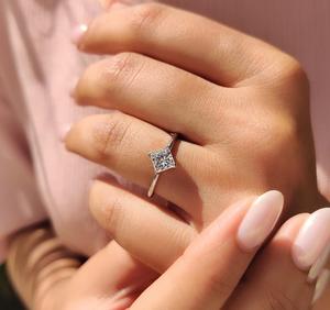 Anillo de compromiso solitario con diamante de corte princesa minimalista cultivado en laboratorio, en oro blanco de 14 quilates, joyería fina contemporánea para ella. - Product Image 6