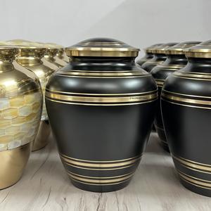 Urnes funéraires modernes en laiton de qualité supérieure, fabriquées à la main, pour cendres humaines. Urne noire avec bandes dorées. Urnes personnalisées pour cendres d'adultes. - Product Image 2