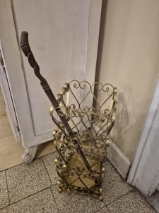 Porte-parapluie finition or premium avec design luxueux, idéal pour les halls d'hôtel, les bureaux, les réceptions et les intérieurs de cafés, provenant d'Inde. - Product Image 6