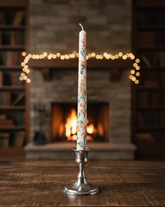 Esta elegante vela cónica pintada a mano está diseñada para añadir calidez y sofisticación a cualquier espacio. - Product Image 1