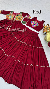 Lehenga Choli Tradicional de Algodón Naranja para Navratri con Dupatta Negra Estampada |   Vestido de Fiesta Garba Gujarati de Diseño para Mujer - Product Image 4