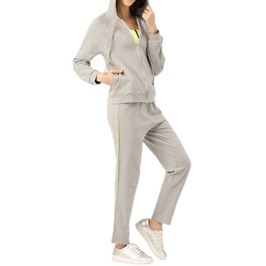 Vente en gros de survêtements de sport décontractés de haute qualité pour femmes en molleton avec logo imprimé pour survêtement de la saison d'hiver - Product Image 1