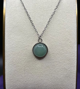 Collier pendentif minimaliste en laiton avec pierre précieuse verte ronde pour femme, style vintage, fait main, bijoux bohèmes, cadeau - Product Image 4