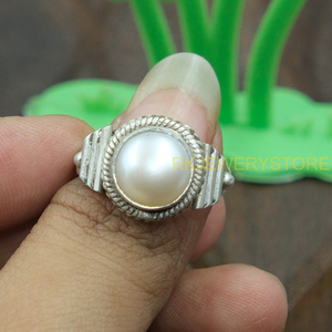 แหวนมุกธรรมชาติ เงินแท้ 925 แหวนทำมือสไตล์วินเทจ แหวนมุกทรงกลม เครื่องประดับโบโฮ ดีไซน์ไม่ซ้ำใคร ของขวัญสำหรับผู้หญิง - Product Image 4