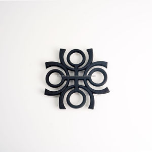 Dessous de plat sculpté en métal fait à la main rustique pour décor de cuisine combinant un artisanat durable et un charme vintage intemporel - Product Image 6