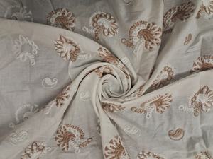 Tela de Algodón Blanca de Alta Demanda con Bordado Paisley Marrón y Blanco en Toda la Superficie, Material Bordado con Motivo Buti para Vestidos y Manualidades - Product Image 2