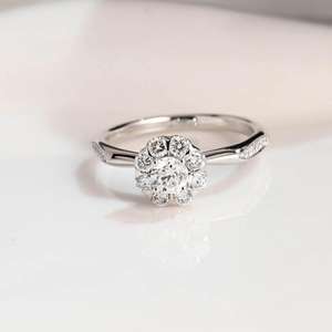 Bague en Moissanite de style floral à coupe ronde pour femme, en argent 925, cadeau de promesse raffiné pour bijoux de fête - Product Image 1