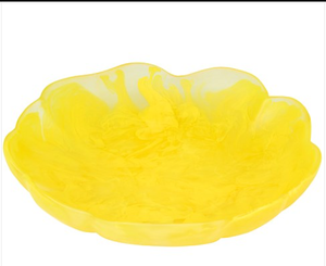 Cuencos de resina: El producto mostrado es un cuenco grande de resina amarilla con diseños de dinosaurios y un borde festoneado distintivo. - Product Image 1