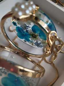 Pochette en résine avec fleurs pressées personnalisable et écologique Pink Meadow - Product Image 4