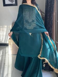 ชุดส่าหรีปักลายดอกไม้สีเขียวอมฟ้าสำหรับฤดูร้อน เอวธรรมชาติ ทรงเอไลน์ ผ้าจอร์เจตต์ฟอกซ์ ยาวคลุมเท้า เหมาะสำหรับงานปาร์ตี้ สไตล์ปากีสถานสำหรับผู้หญิง - Product Image 2