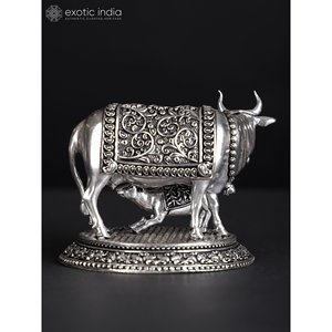 Petite statue de vache et de veau en laiton plaqué argent de 3.5 pouces avec sculpture attrayante pour la décoration intérieure, les cadeaux et le temple fabriqués en Inde - Product Image 2