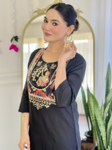 Último Modelo de Kurti Negro de Viscosa Chanderi para Mujer con Pantalón de Viscosa Chanderi, Conjunto de Seda Chanderi con Dupatta - Product Image 3