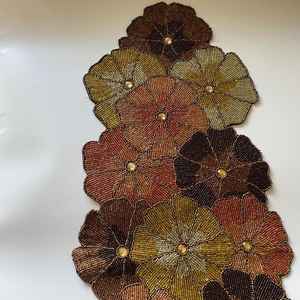 Camino de Mesa de Lujo con Cuentas y Adornos, Listo para Regalo de Inauguración de Casa o Festividades, con Acabado Colorido, Nuevo - Product Image 3