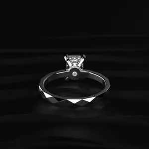 Bague Tesla Cyber Pave avec diamant taille émeraude 1 carat, pure beauté, coupe parfaite pour un look glamour, couleur D-E, clarté VVS-VS, certifiée IGI. - Product Image 5