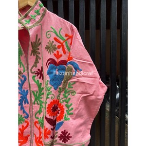 เสื้อแจ็คเก็ตผ้าฝ้ายสีชมพูปักลายดอกไม้ คอจีน ปักมือ สำหรับผู้หญิง สไตล์โบฮีเมียนชิค สำหรับฤดูใบไม้ผลิ ความยาวปกติ แขนยาวเต็มตัว - Product Image 4