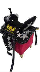 Silla de montar de exhibición de cuero genuino personalizada para carreras de barriles estilo western, con diseño de estrellas brillantes, asiento profundo duradero y cantle alto con estrellas plateadas brillantes - Product Image 5