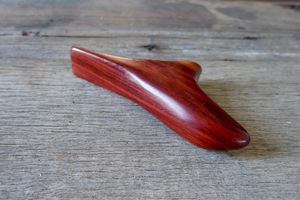 Masseur facial Gua Sha en bois rustique écologique avec artisanat en bois d'acacia massif pour la relaxation musculaire - Cadeau du Nouvel An - Product Image 3