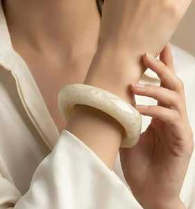 Brazalete de Resina MN Exports para Mujer, Diseño Redondo Blanco Liso, Joyería Elegante de Moda, Regalo Religioso Islámico de la India - Product Image 1