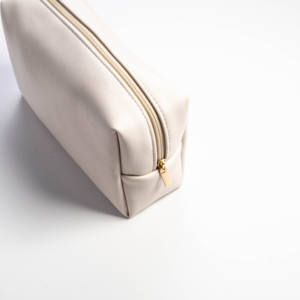 Bolsa de maquillaje con cremallera de moda con acabado de cuero suave - Product Image 3