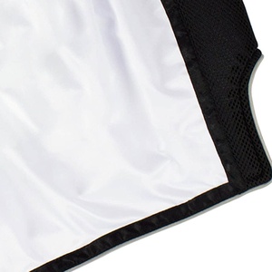 Shorts de boxe unisexes blancs avec empiècements latéraux en mesh noir, coupe classique, respirants, en polyester, pour arts martiaux, taille adulte - Product Image 4